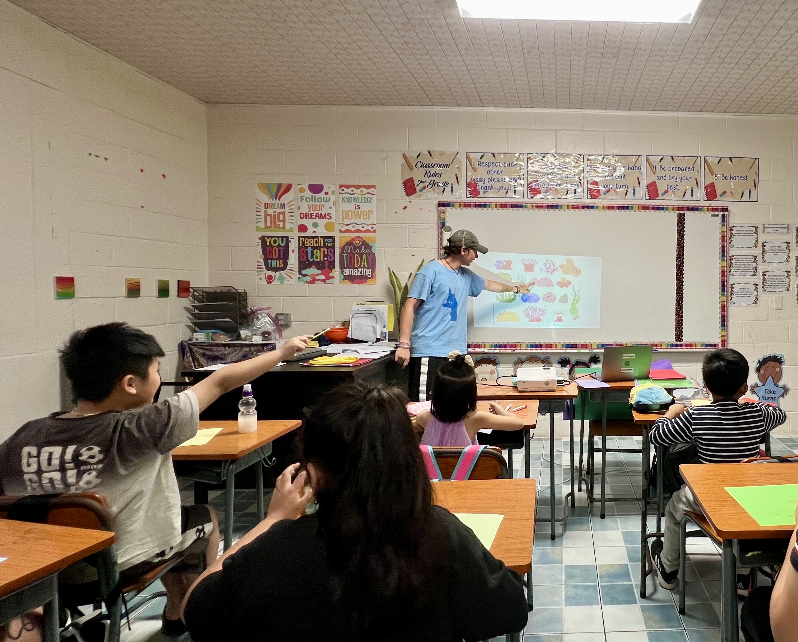 Tamino Köhne teaching children