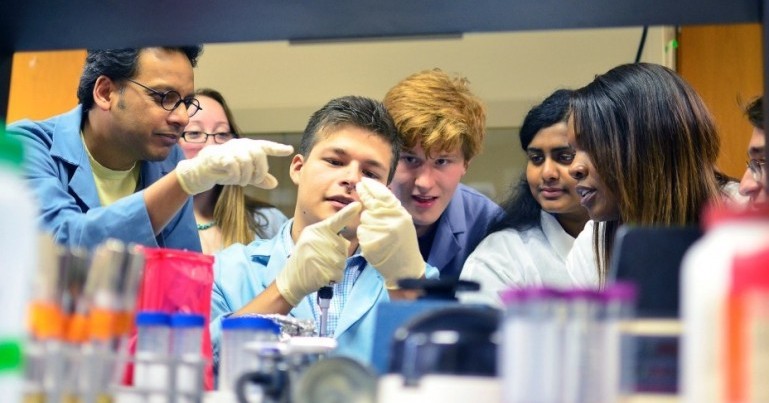 DebBurman and students in lab